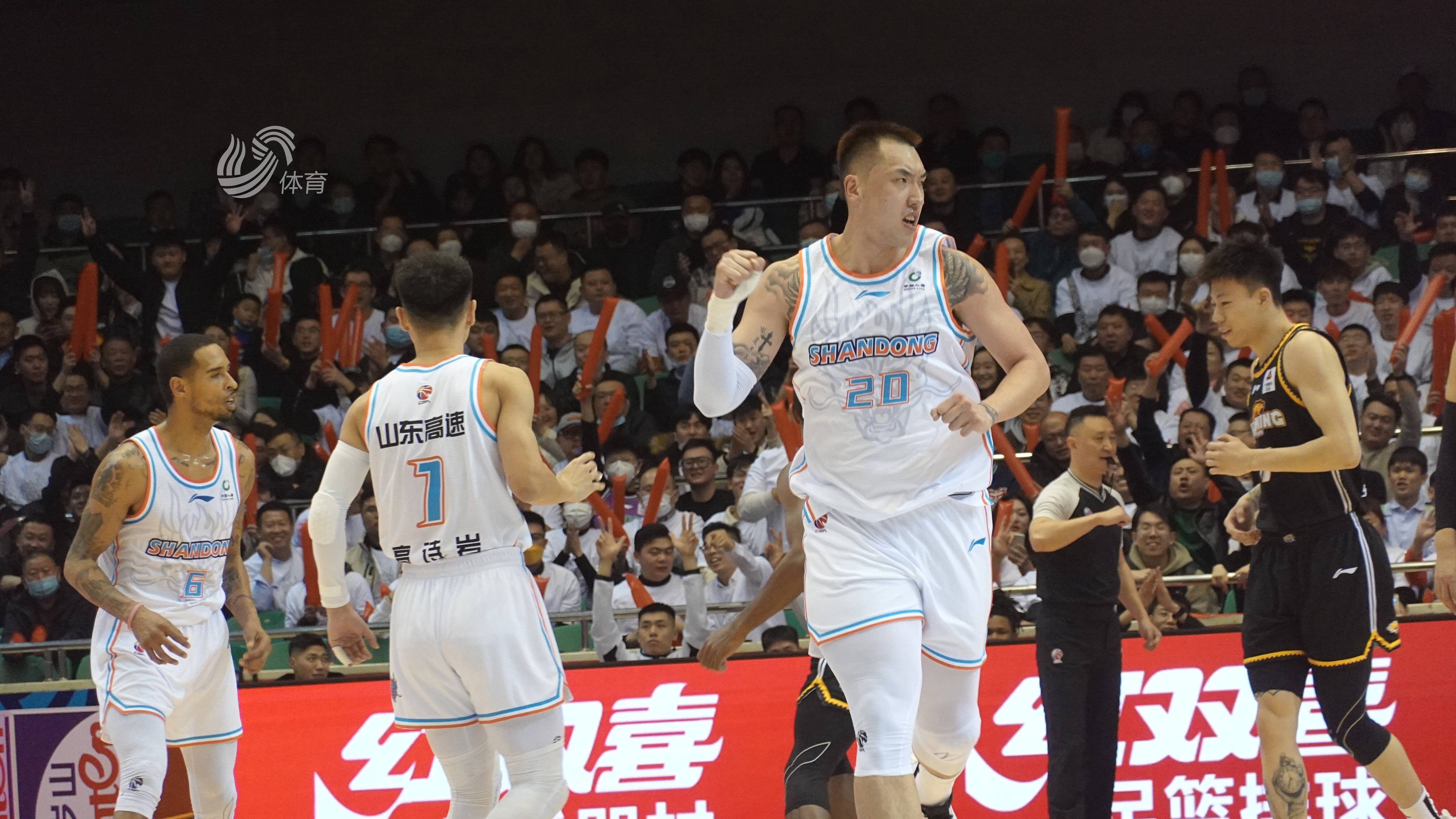篮球夜战：泰山天虎队强势横扫南城霹雳队，速度优势明显回归即成焦点